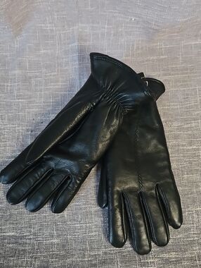 Men's Black Leather Gloves - Sleek Everyday Style